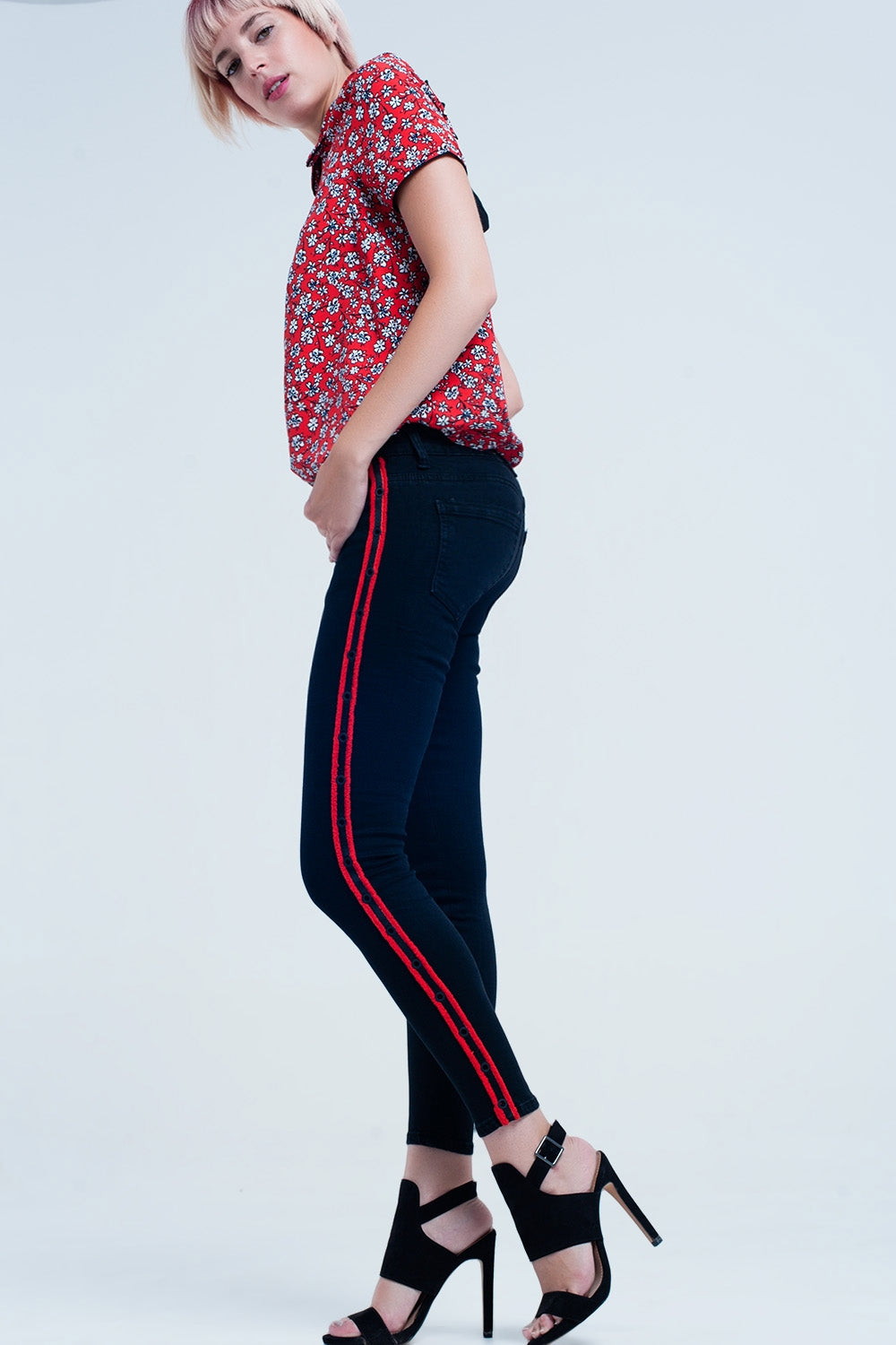 Calças de ganga preta super skinny com ilhós laterais