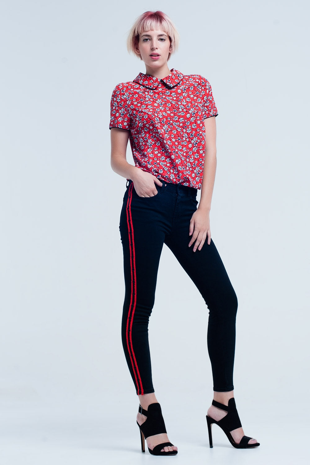 Calças de ganga preta super skinny com ilhós laterais