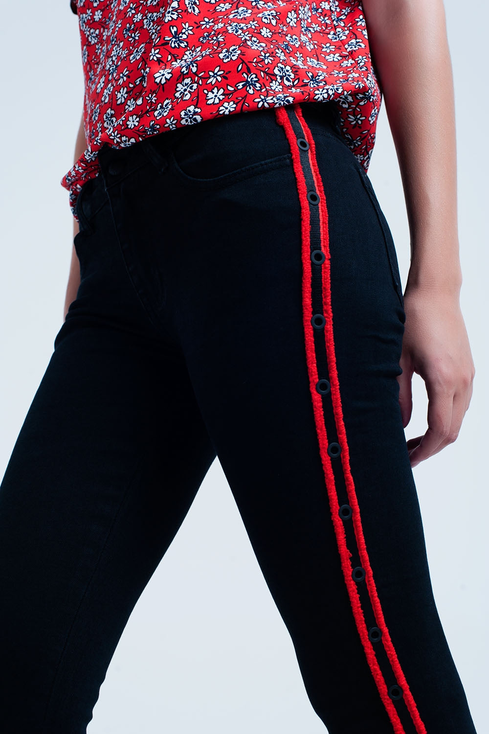 Calças de ganga preta super skinny com ilhós laterais