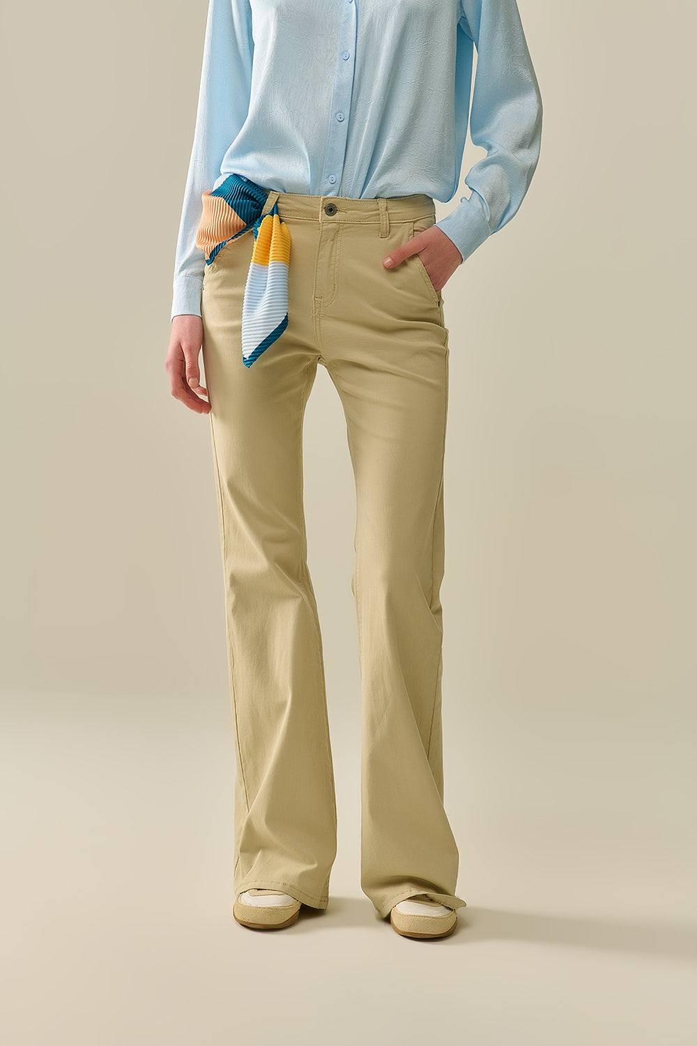 Q2 Calças Bege Flare Confortáveis e Elásticas