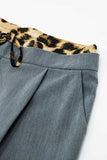 Calças cinzentas plissadas com pormenor de leopardo na cintura