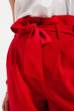 Calças de cintura alta com cinto vermelho