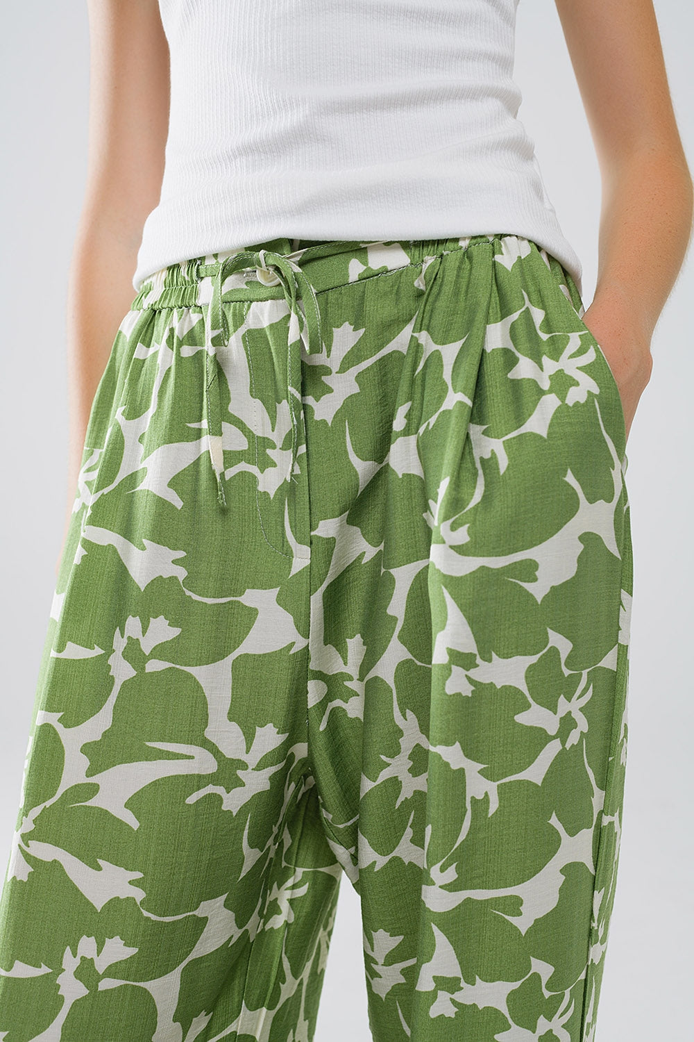 Calças de cintura elástica de perna larga com estampado floral verde