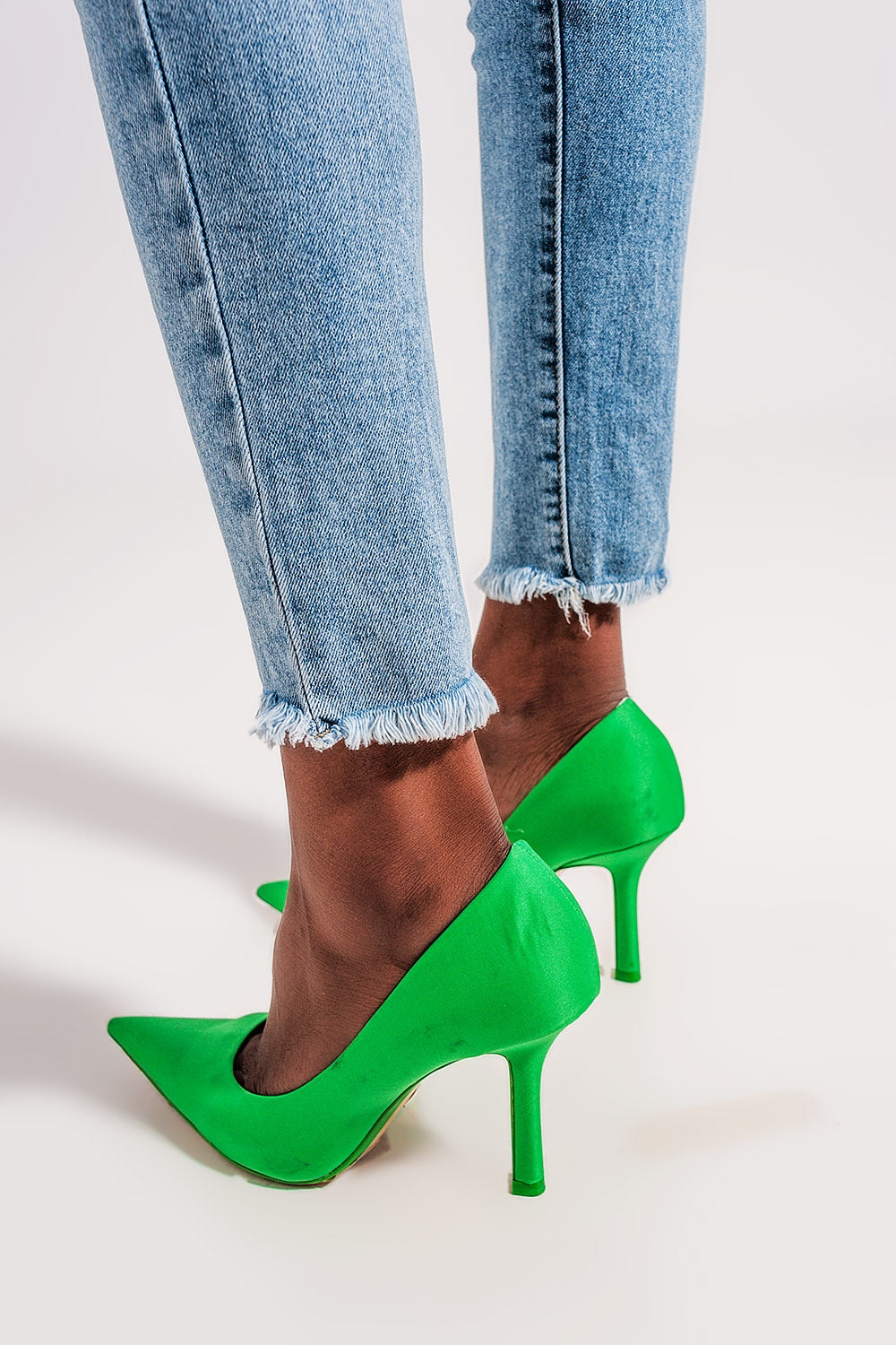 Calças de ganga azuis claras com bainhas desfiadas