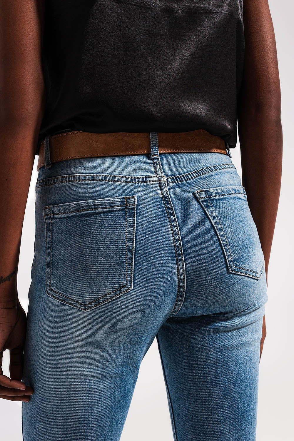 Calças de ganga azuis claras com bainhas desfiadas