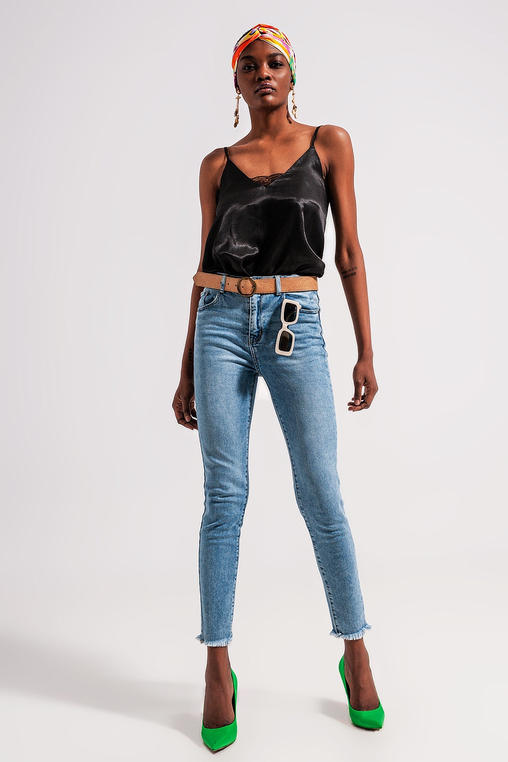 Calças de ganga azuis claras com bainhas desfiadas