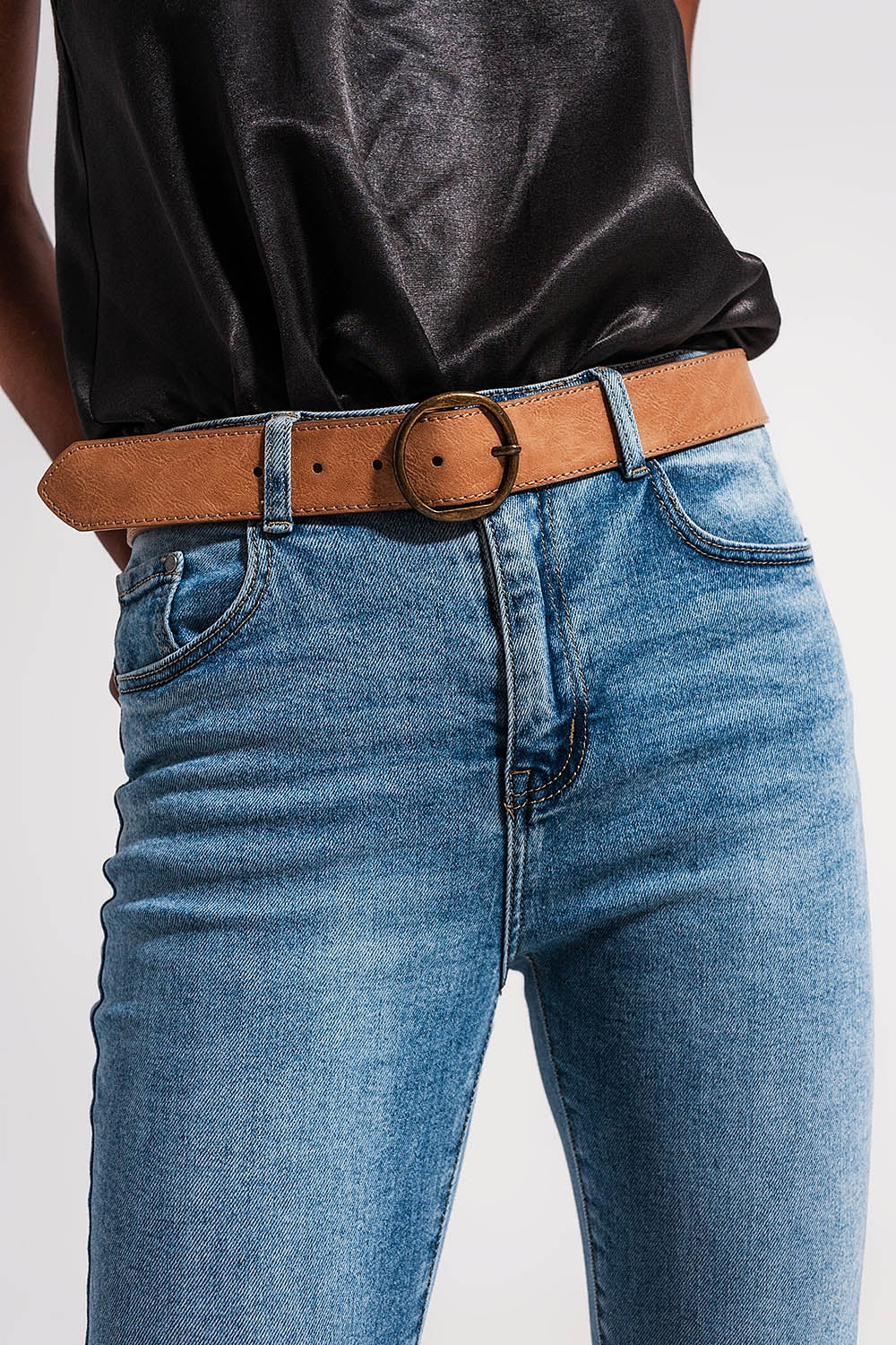 Calças de ganga azuis claras com bainhas desfiadas