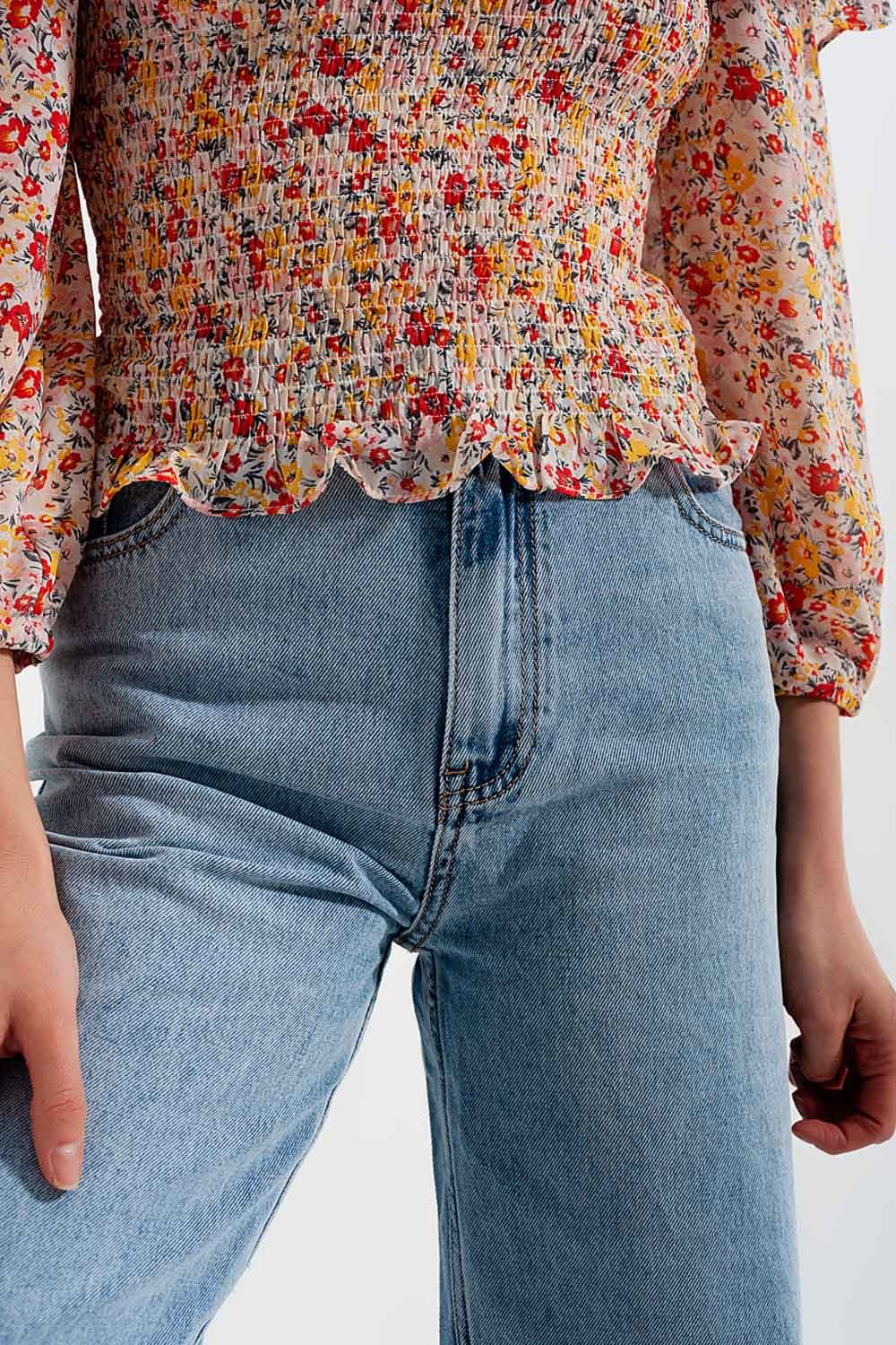 Calças de ganga azuis claras com cintura alta e pernas largas