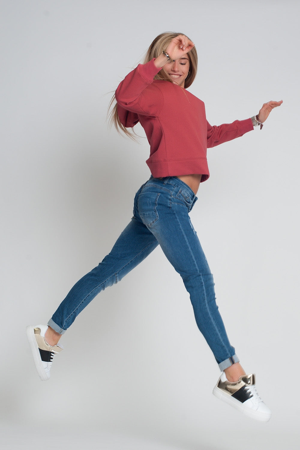 Calças de ganga azuis de boyfriend com desenho desgastado