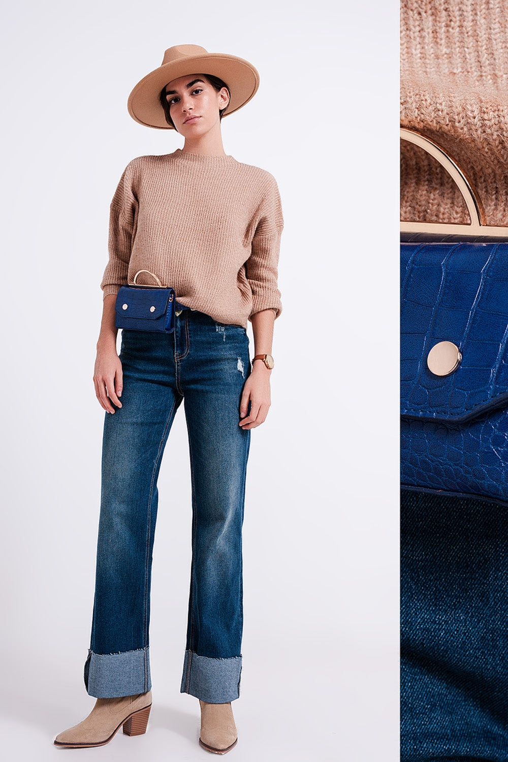 Calças de ganga azuis de cintura alta com bainhas viradas para cima