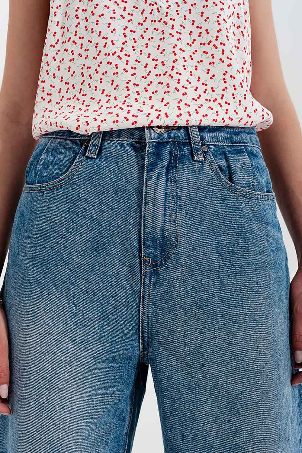 Calças de ganga azuis médias num ajuste solto com fendas laterais