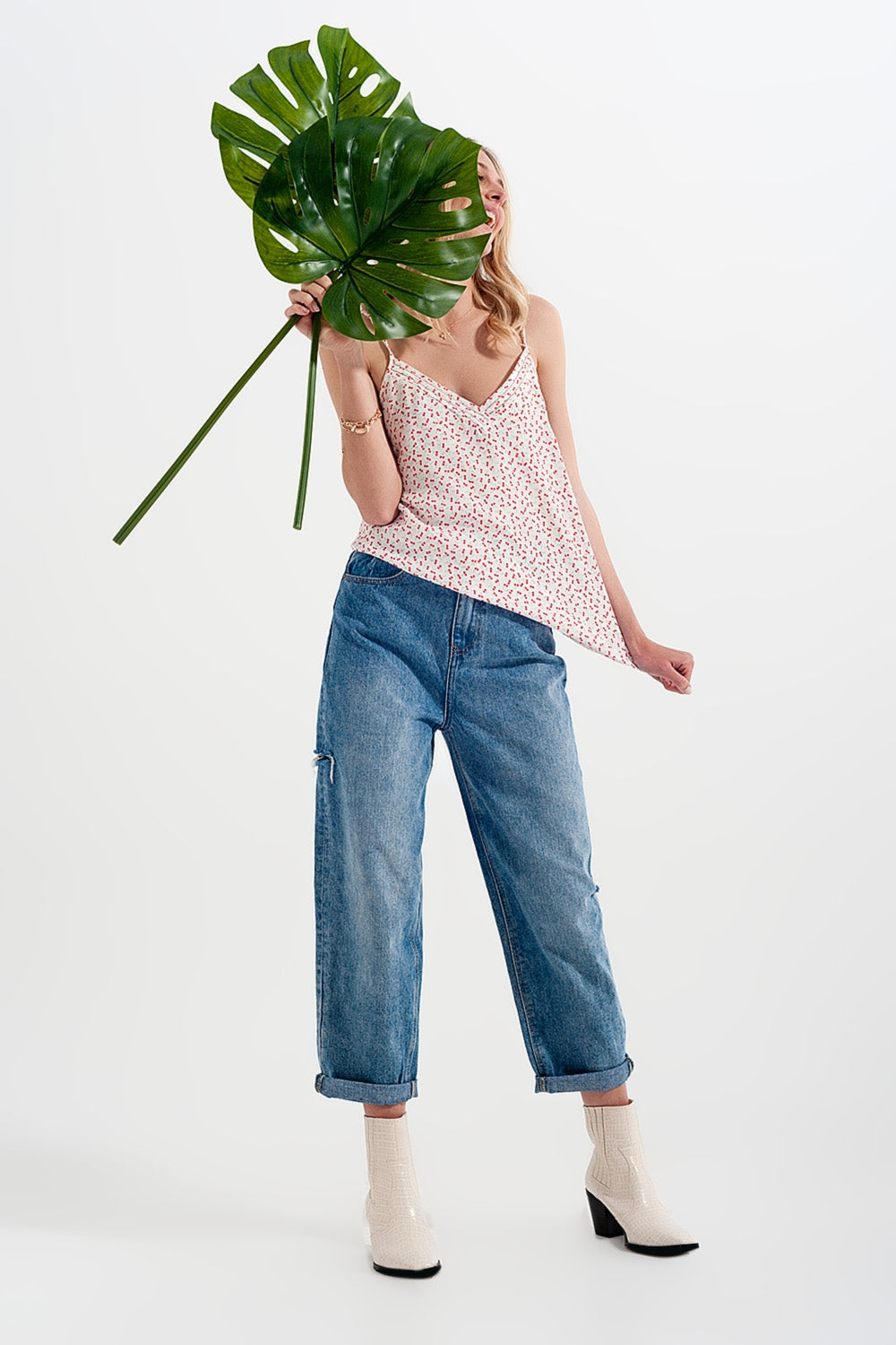 Calças de ganga azuis médias num ajuste solto com fendas laterais