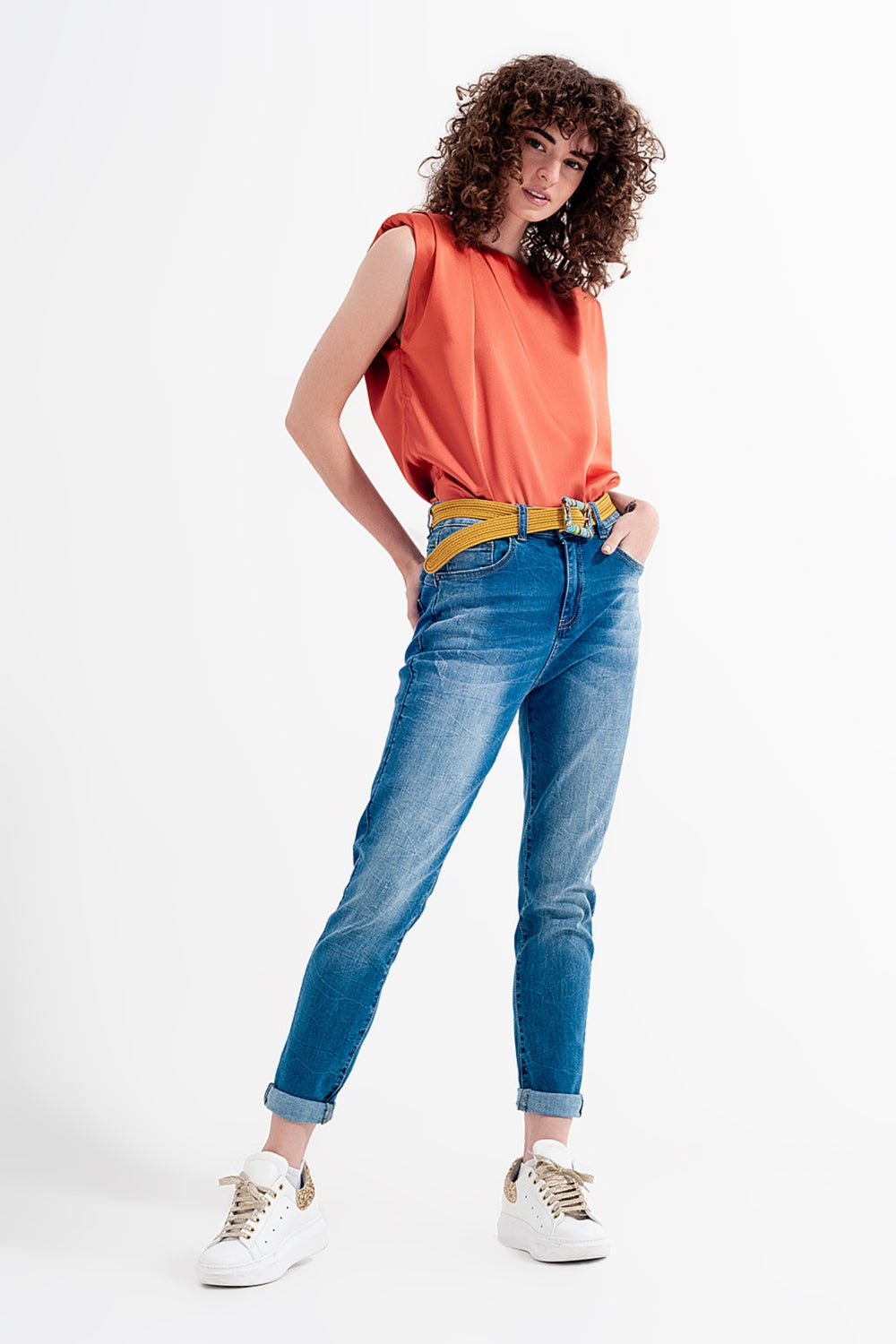 Calças de ganga azul lavadas com rasgos