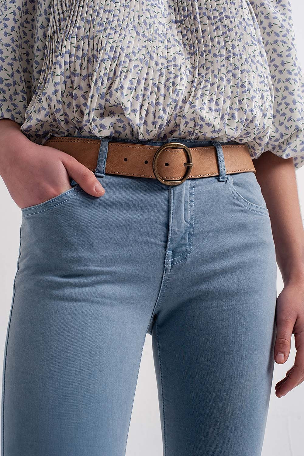 Calças de ganga azul skinny com rasgões nos joelhos