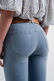 Calças de ganga azul skinny com rasgões nos joelhos
