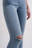 Calças de ganga azul skinny com rasgões nos joelhos