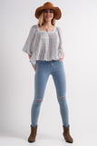 Calças de ganga azul skinny com rasgões nos joelhos