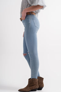 Calças de ganga azul skinny com rasgões nos joelhos