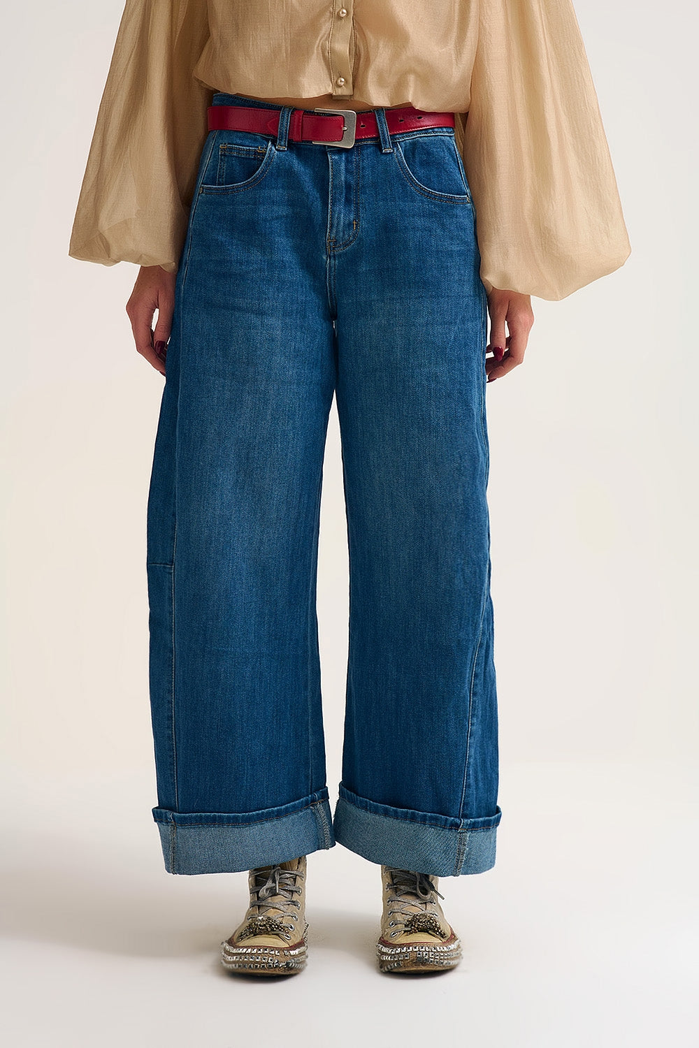 Q2 Calças de ganga Barrel Style Denim em lavagem média com bainha com punhos