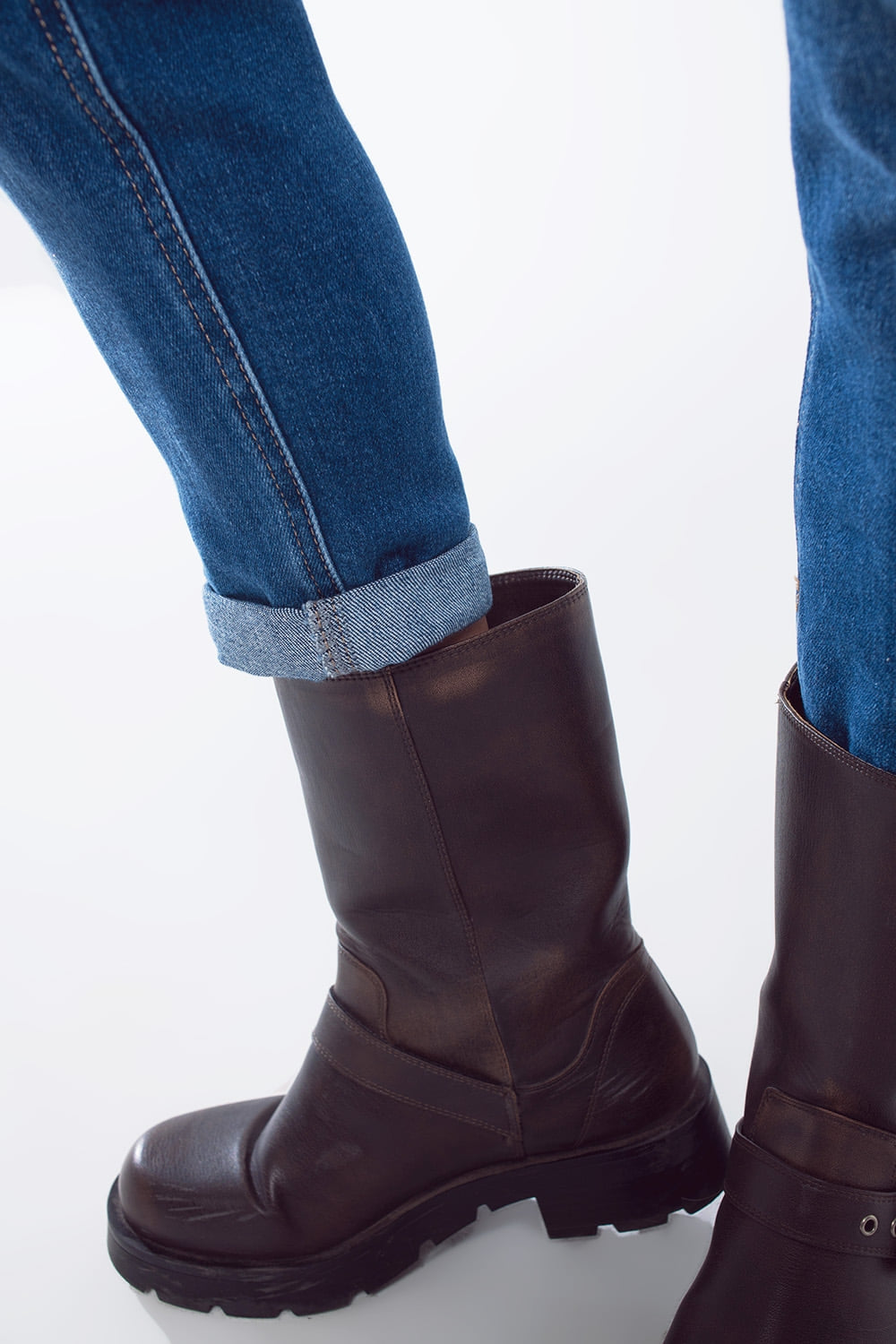 Calças de ganga básicas de alças com bolsos laterais em lavagem média