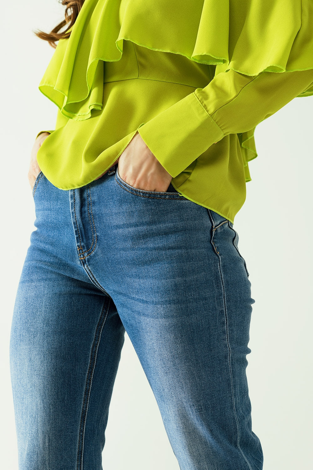 Calças de ganga básicas rectas com cinco bolsos e fecho de botão metálico frontal