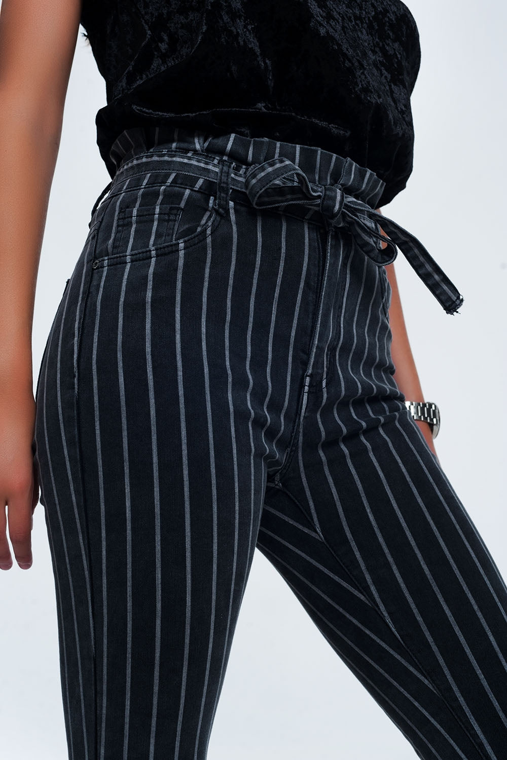 Q2 Calças de ganga cinza com listras