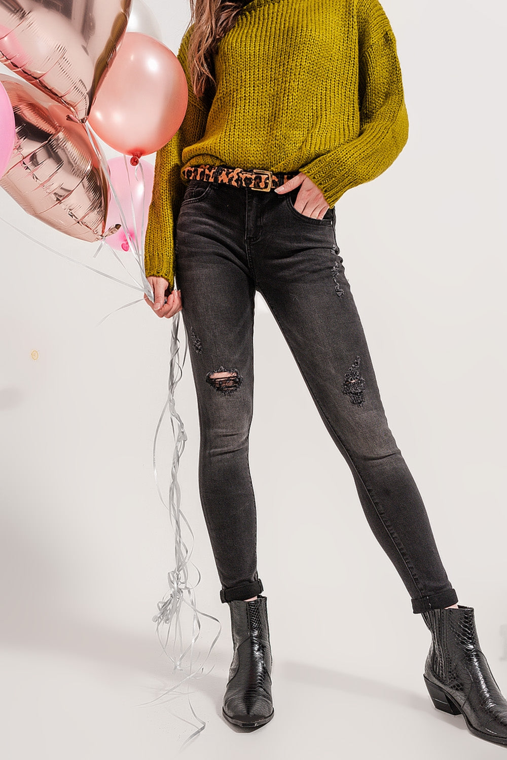 Q2 Calças de ganga cinzentas skinny com desenho rasgado