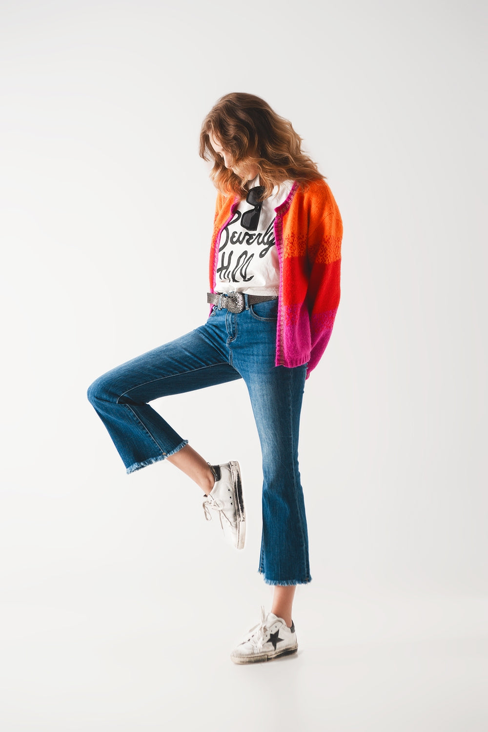 Calças de ganga com bainha em bruto em lavagem média