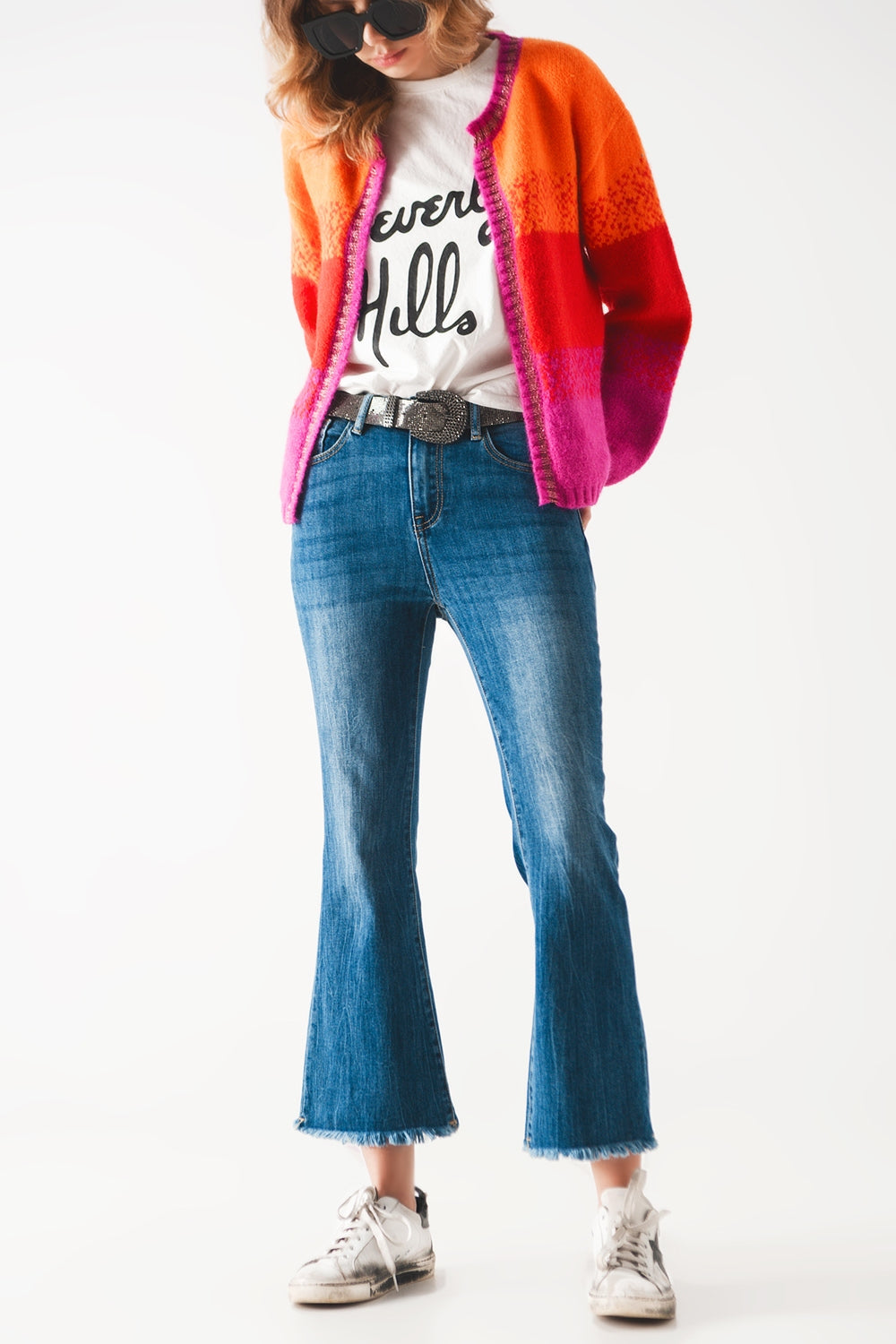 Calças de ganga com bainha em bruto em lavagem média