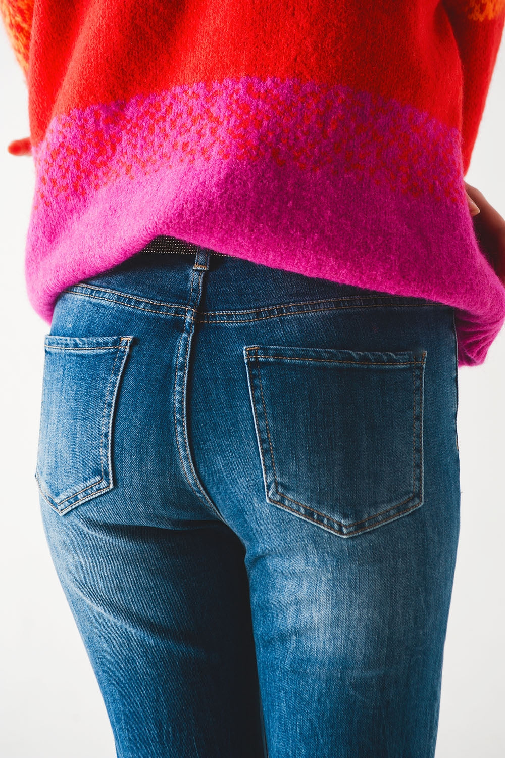 Calças de ganga com bainha em bruto em lavagem média