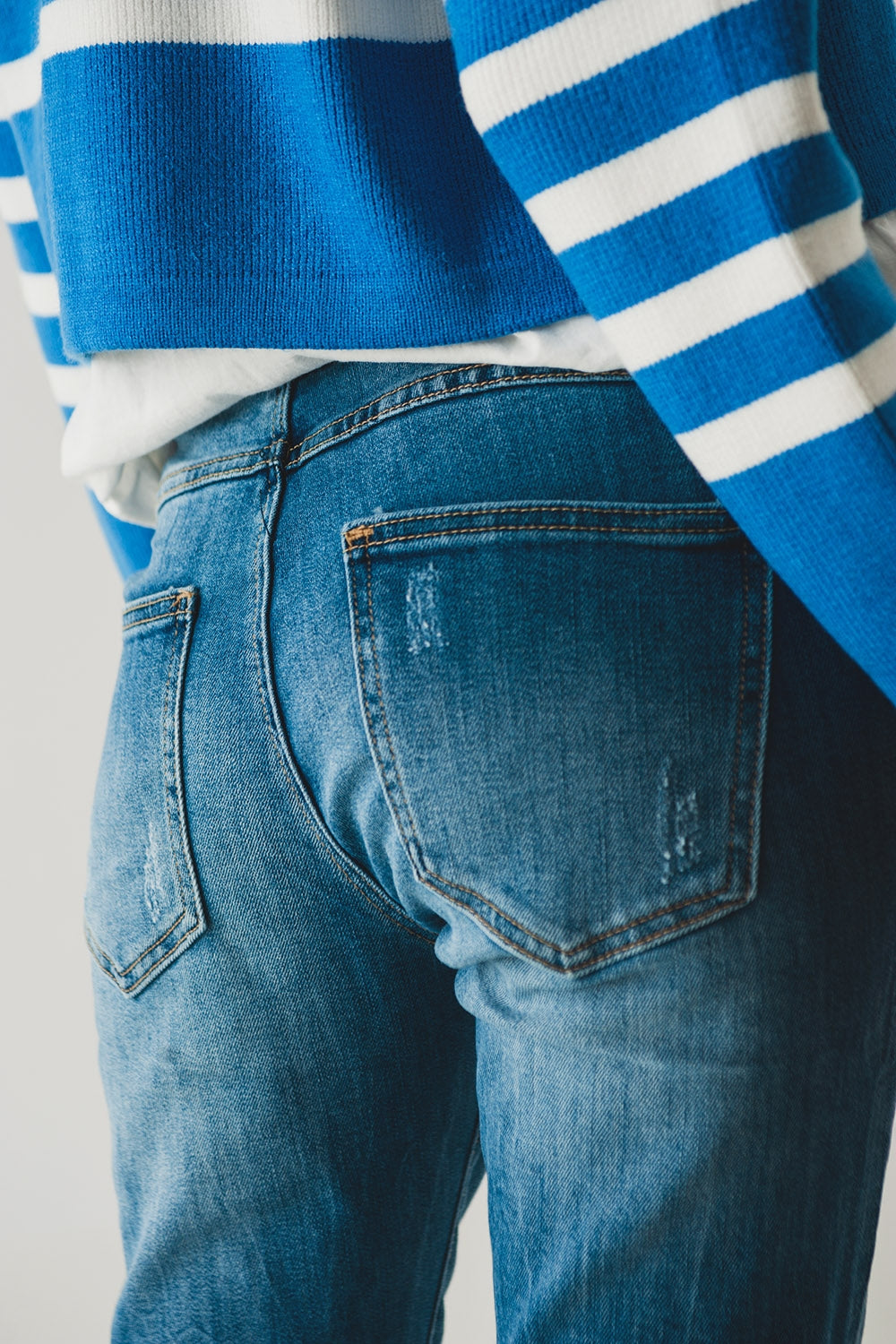 Calças de ganga com botão à frente