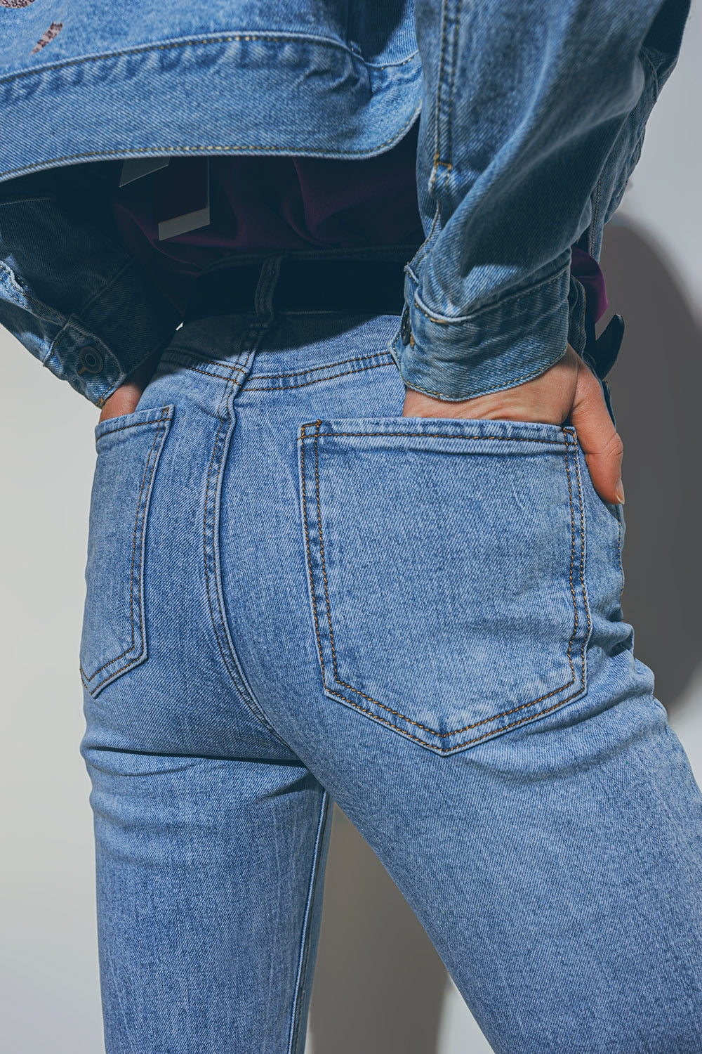 Calças de ganga com coração embelezado e bainha rasgada em lavagem média