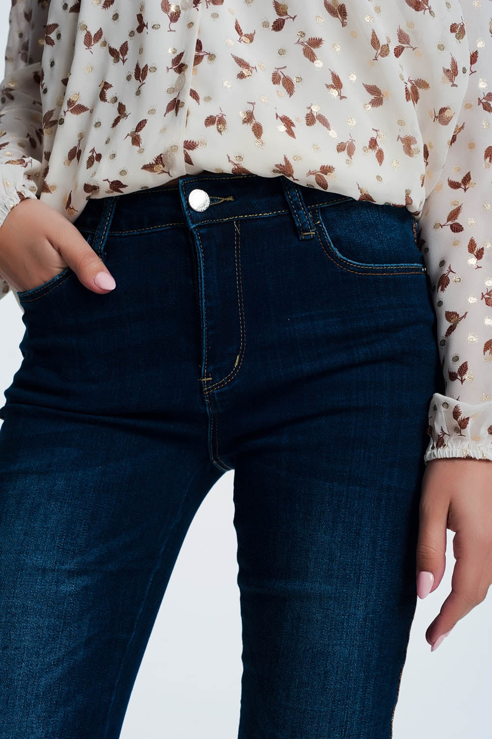 calças de ganga com detalhe linha lateral dourado