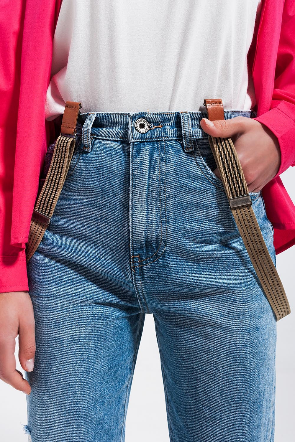 Calças de ganga com lavagem azul clara e joelhos rasgados