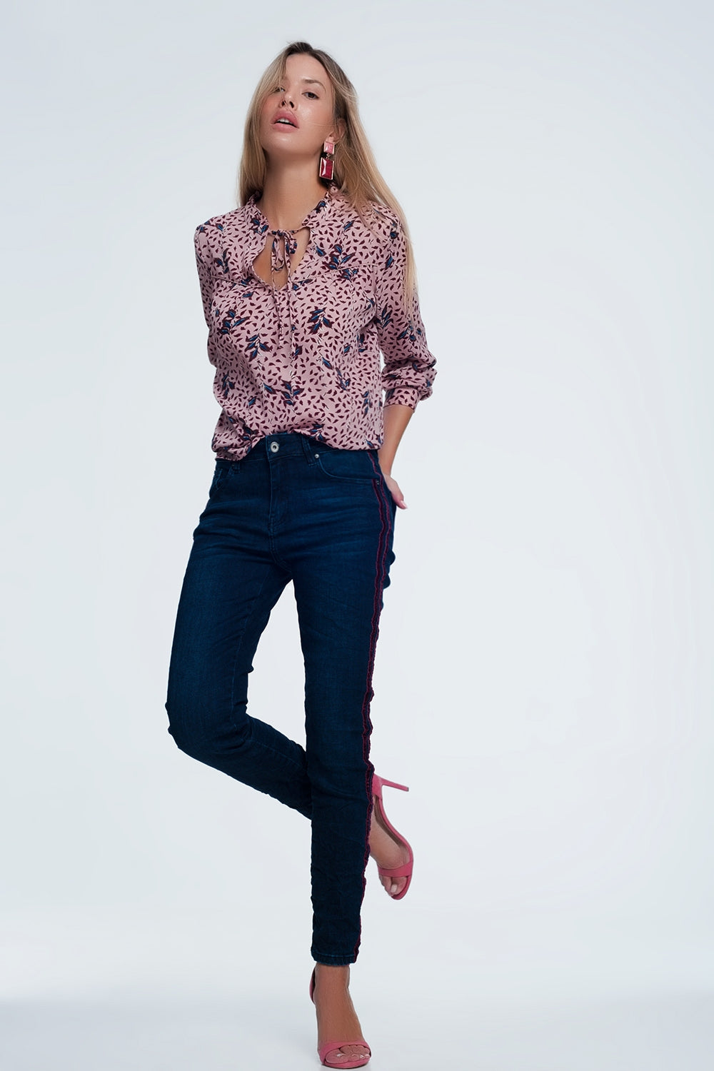 Calças de ganga com listras esportivas vermelhas