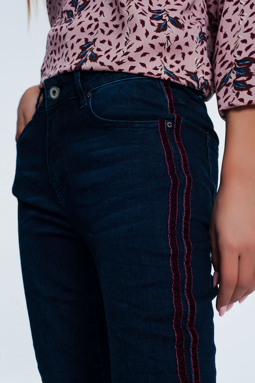 Calças de ganga com listras esportivas vermelhas