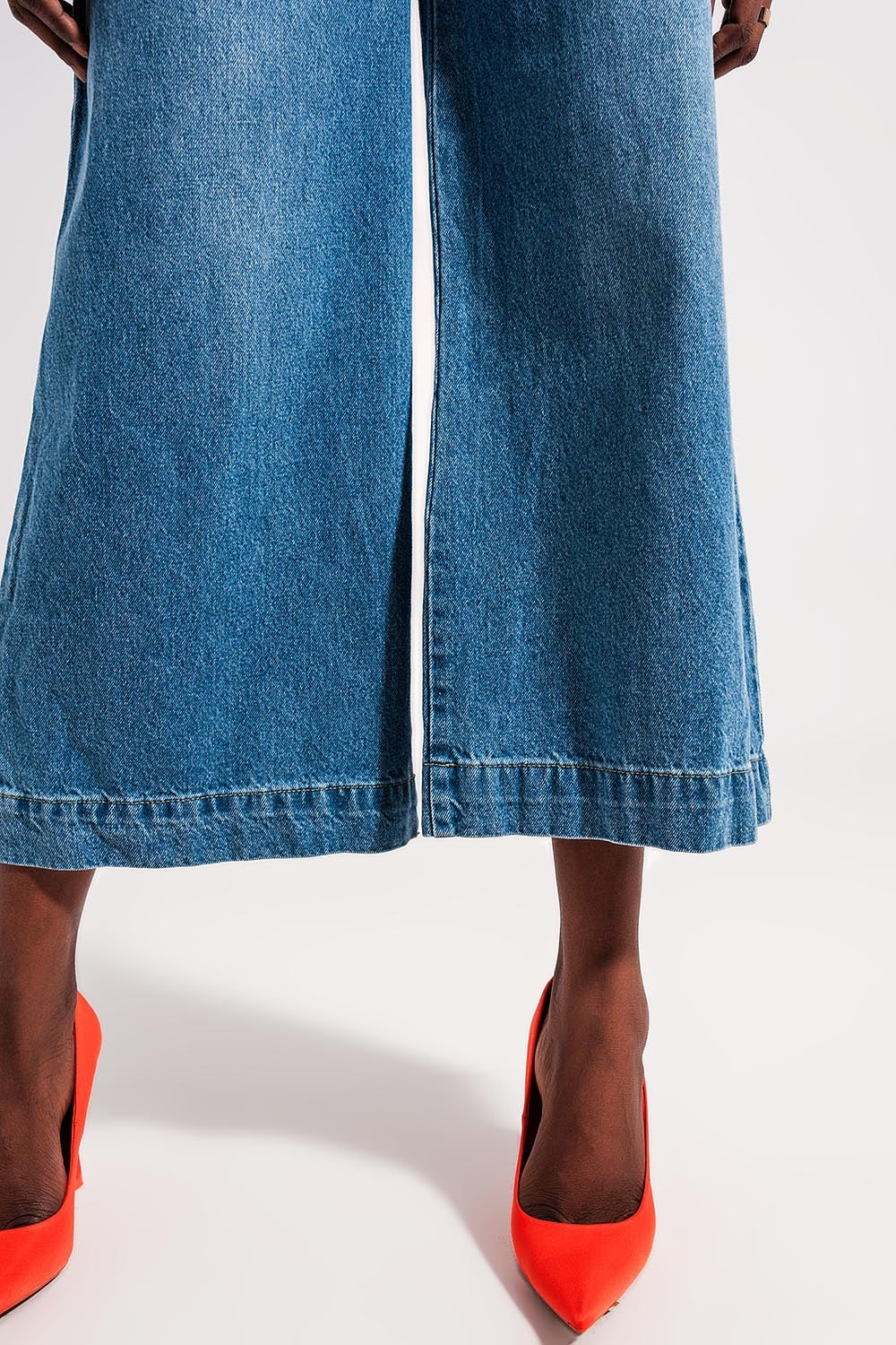 Calças de ganga curtas de lavagem média com cintura alta em estilo dos anos 90 em algodão