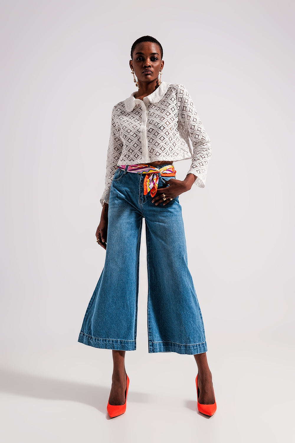 Calças de ganga curtas de lavagem média com cintura alta em estilo dos anos 90 em algodão