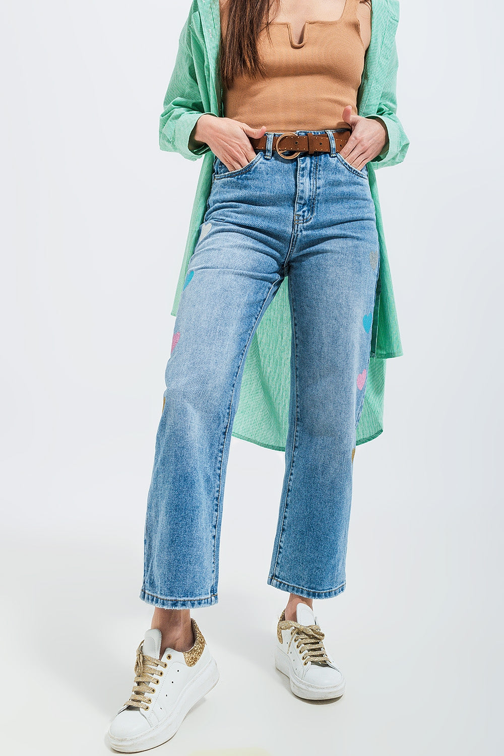 Calças de ganga de cintura alta e perna direita com impressão de coração no meio da lavagem