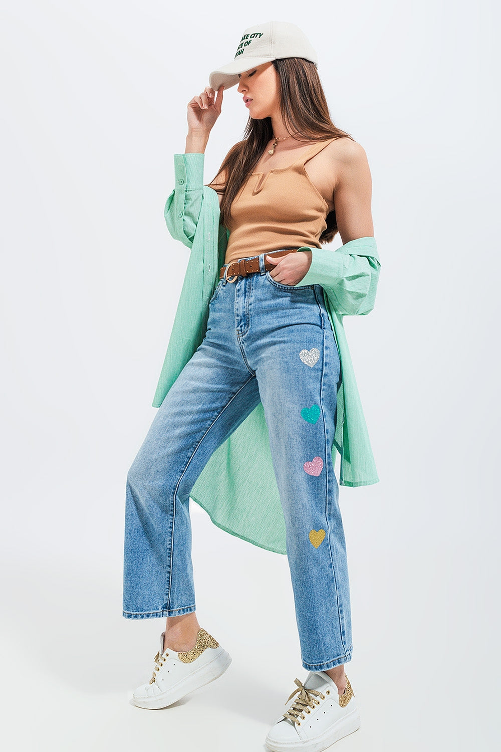 Calças de ganga de cintura alta e perna direita com impressão de coração no meio da lavagem