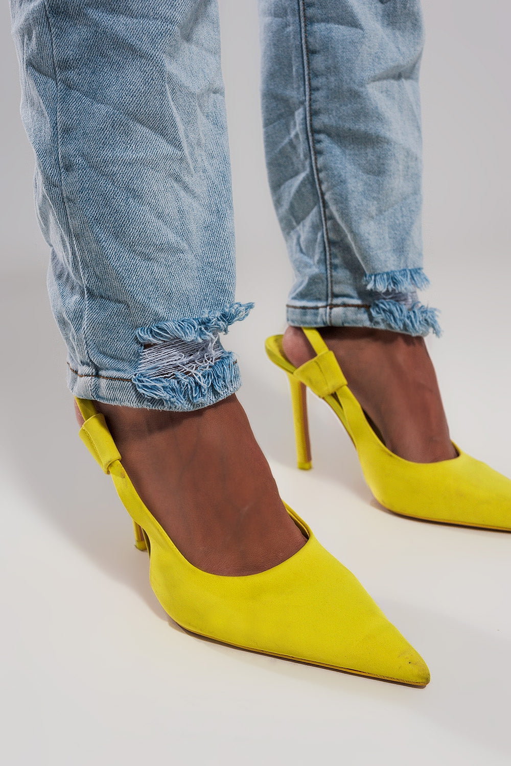 Calças de ganga de cintura alta rasgadas de azul claro