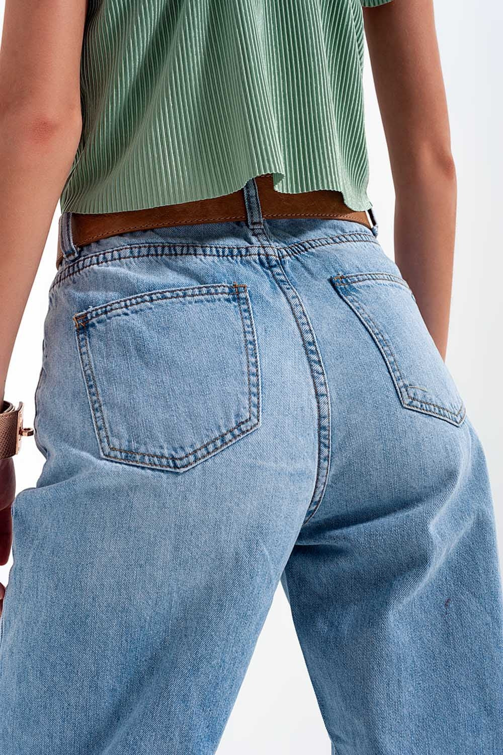 Calças de ganga de cor clara com cintura alta e pernas direitas