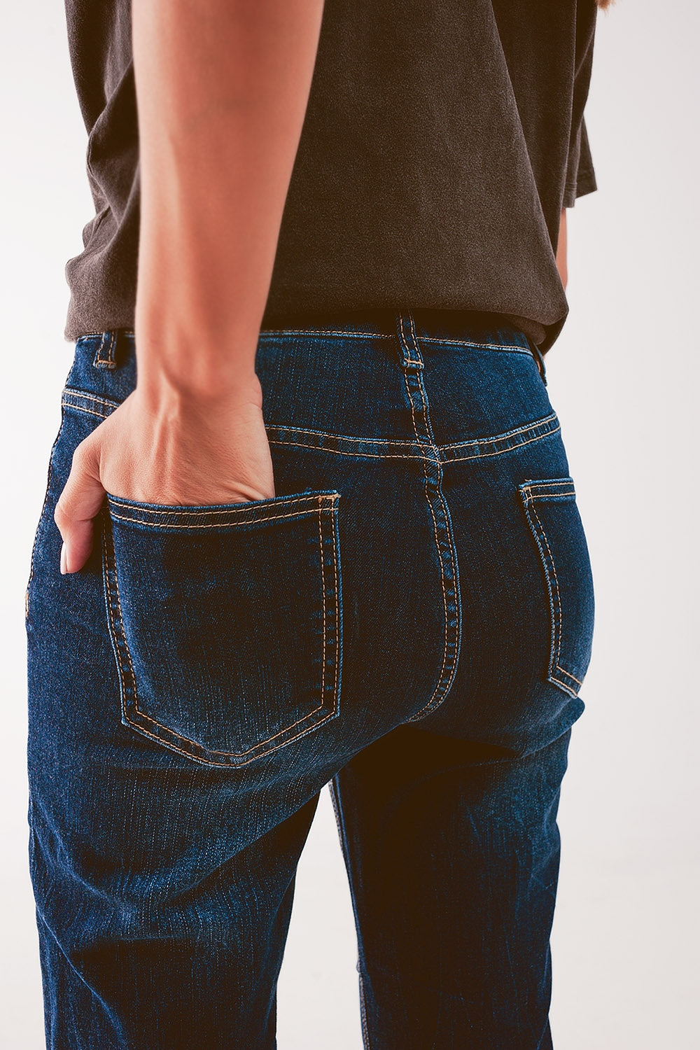 Calças de ganga de corte curto com flare numa lavagem média