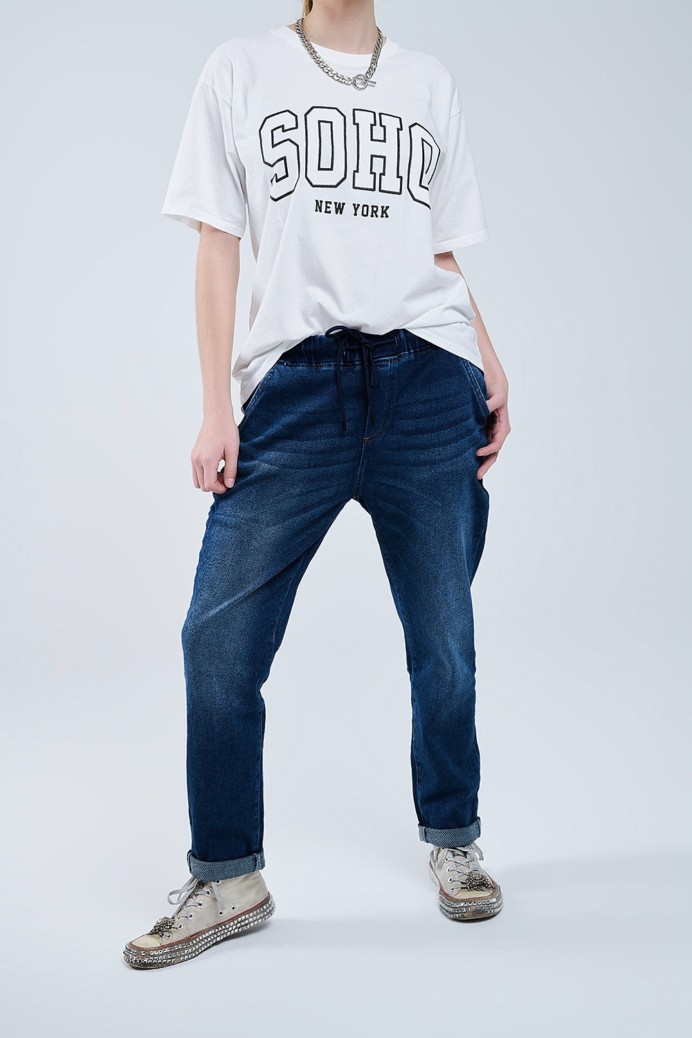 Q2 Calças de ganga de lavagem escura com rebordo e cintura elástica