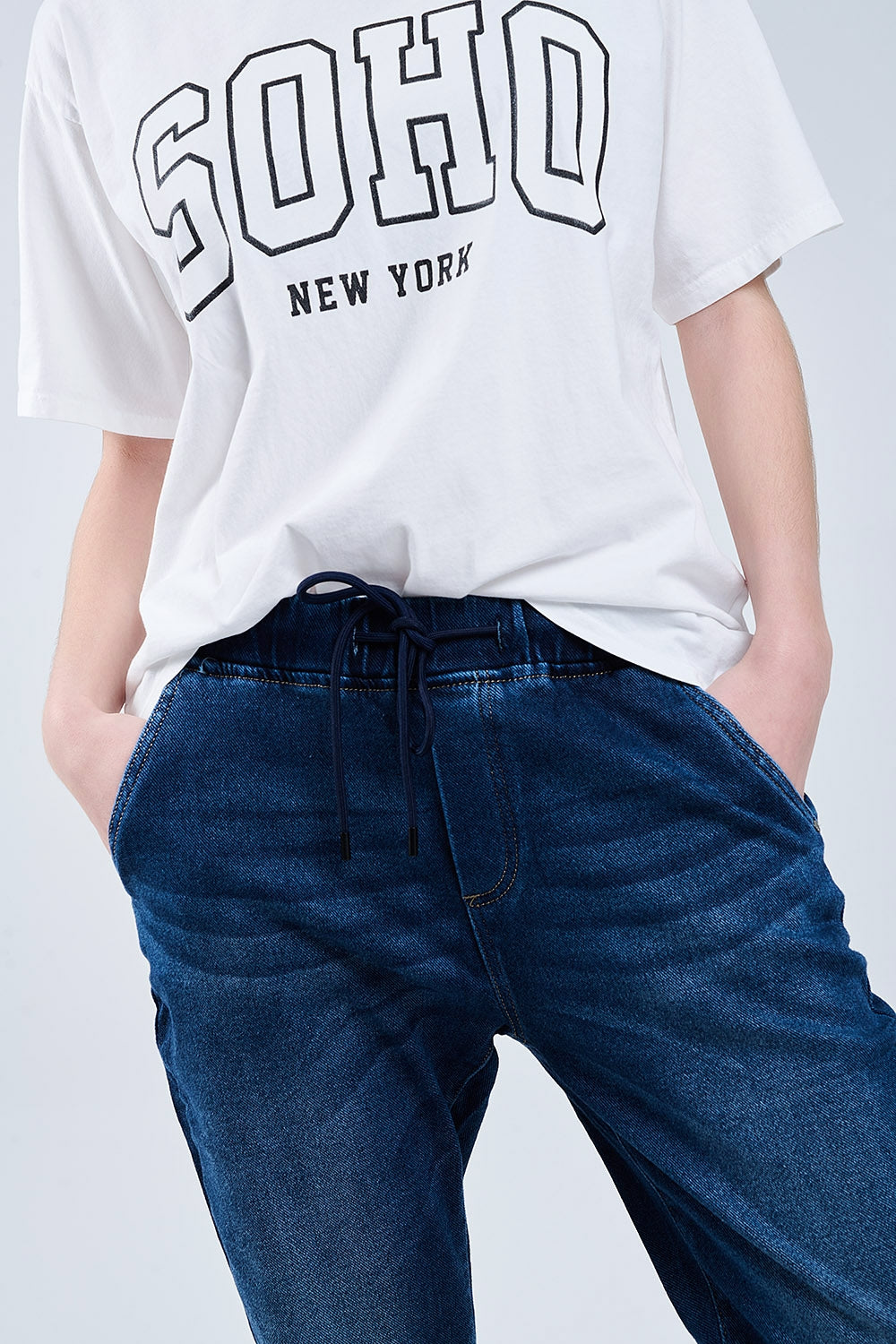 Calças de ganga de lavagem escura com rebordo e cintura elástica