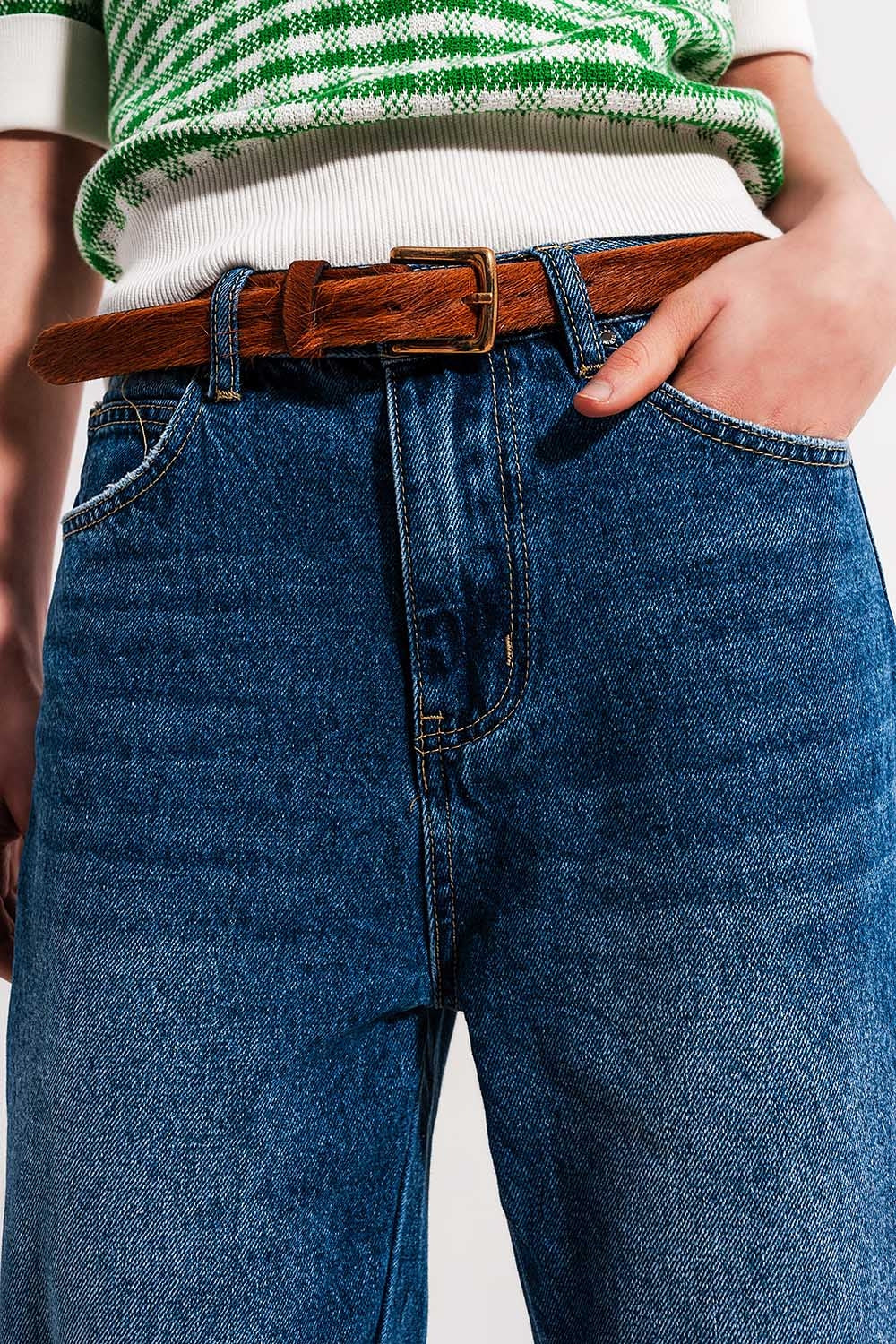 Calças de ganga de lavagem média com bainha aberta