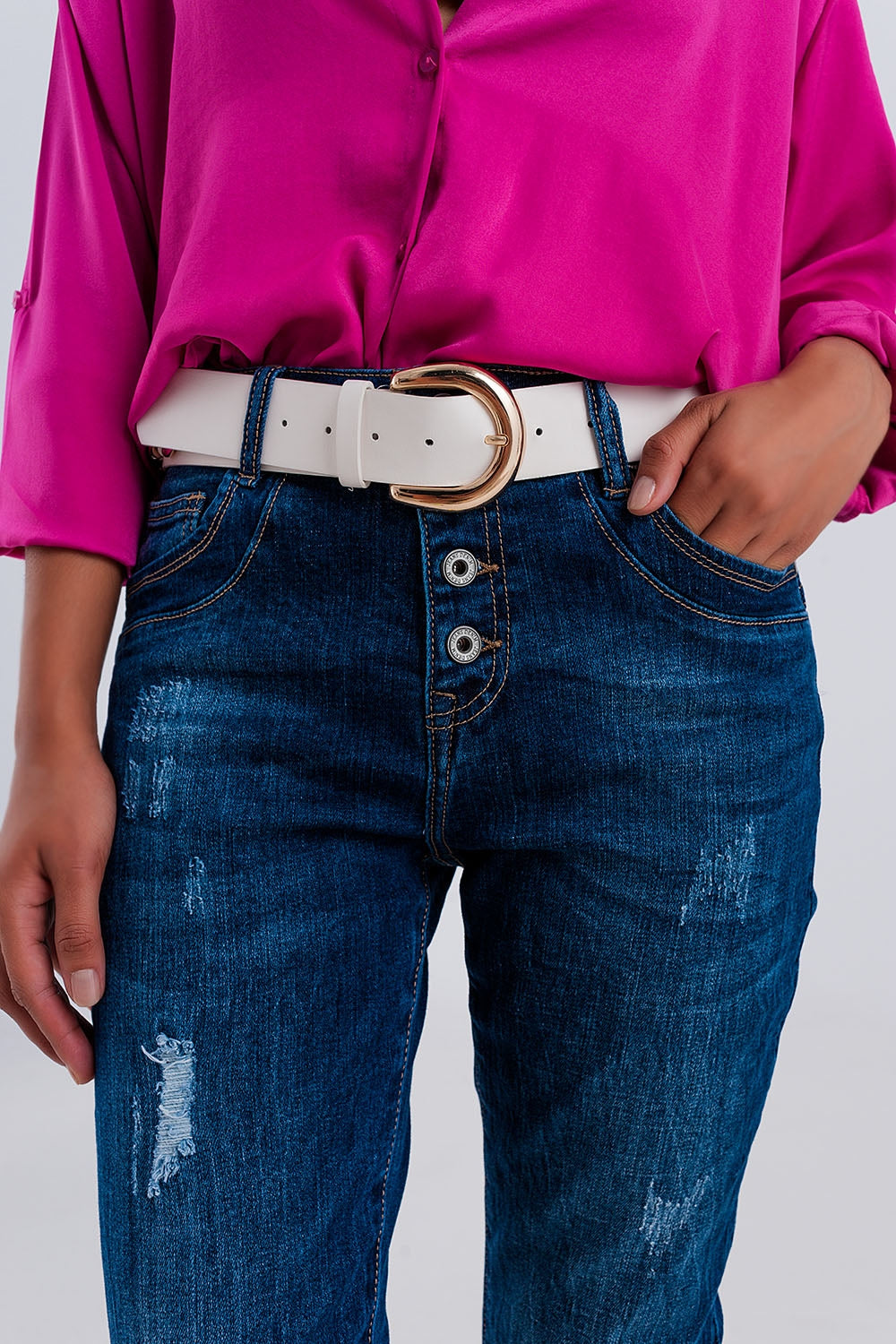 Calças de ganga de perna direita com botões visíveis em azul escuro