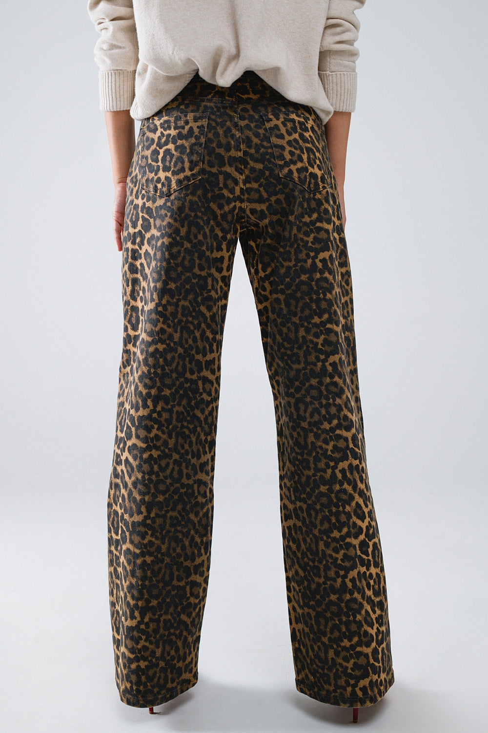Calças de ganga de perna direita com estampado de leopardo