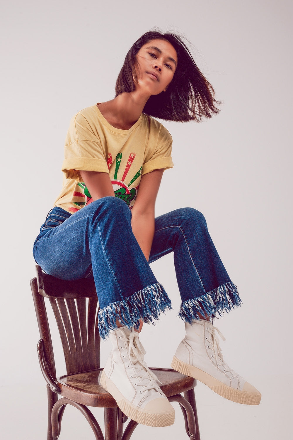 Q2 Calças de ganga de perna direita flare com borda de bainha crua em azul profundo