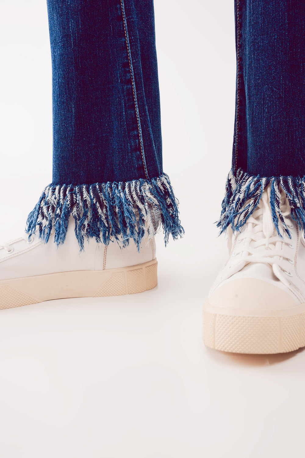 Calças de ganga de perna direita flare com borda de bainha crua em azul profundo